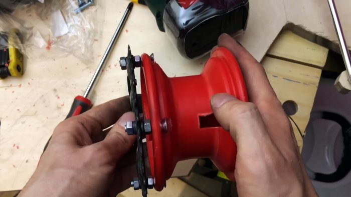 Как сделать детский электромобиль из фанеры и шуруповерта