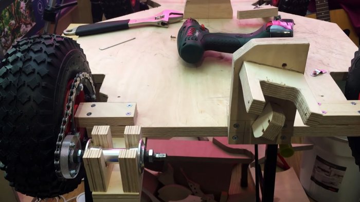 Как сделать детский электромобиль из фанеры и шуруповерта