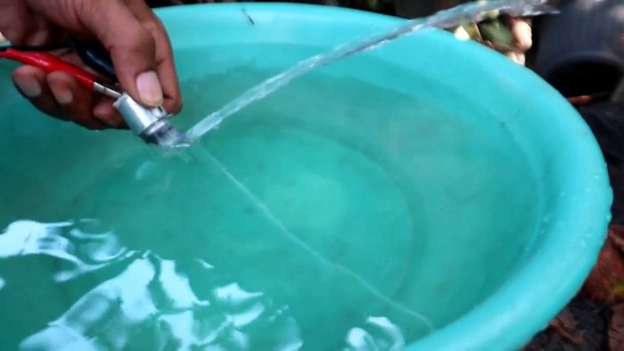 Как из моторчика и шприца сделать простую водяную помпу