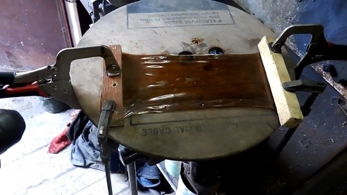 С таким чучелом из ПЭТ бутылки птицы не подлетят к вашему участку на километр