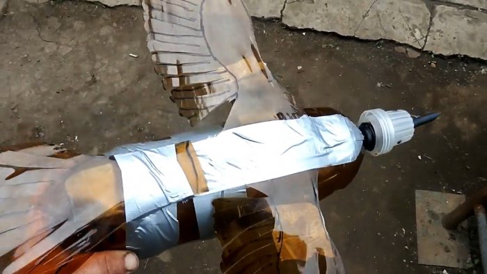 С таким чучелом из ПЭТ бутылки птицы не подлетят к вашему участку на километр