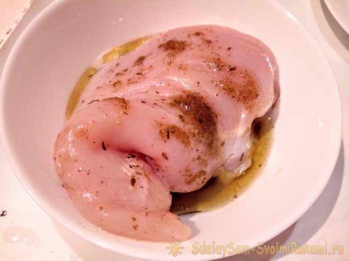 Пастрома из куриной грудки полезная замена магазинной колбасе за час активной готовки