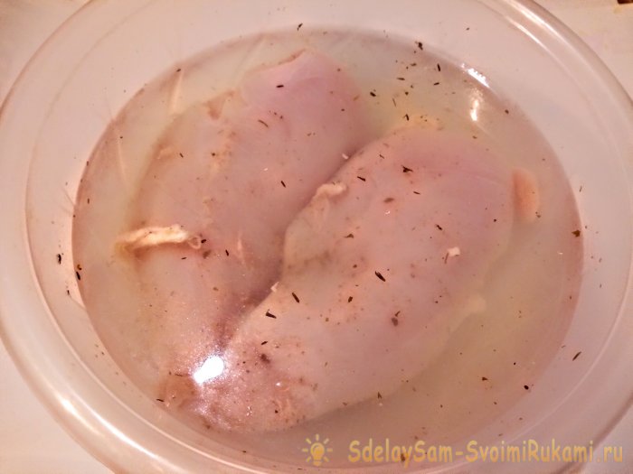 Пастрома из куриной грудки полезная замена магазинной колбасе за час активной готовки