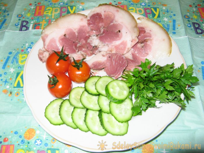 Простой рулет из свиной голяшки для новичков в изготовлении мясных деликатесов