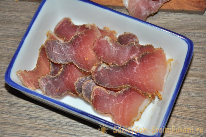 Бастурма из свинины в холодильнике